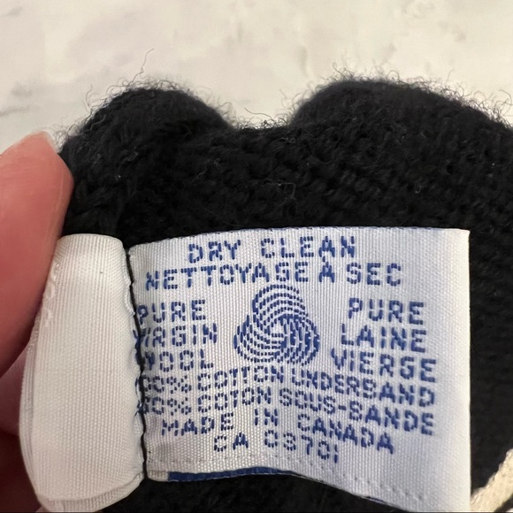 Canadian black ski hat with gold trim Velcro closure - Picture 4 of 5